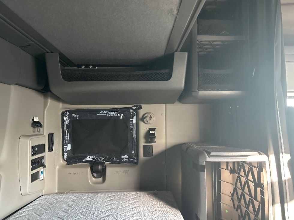 Sleeper Tractor-Heavy Duty Tractors-International-2023-LT625-Louisville-KY-675,974\n\t\tmiles-$ 42,250 - Image 19