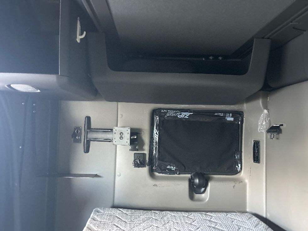 Sleeper Tractor-Heavy Duty Tractors-International-2023-LT625-Louisville-KY-675,974\n\t\tmiles-$ 42,250 - Image 20