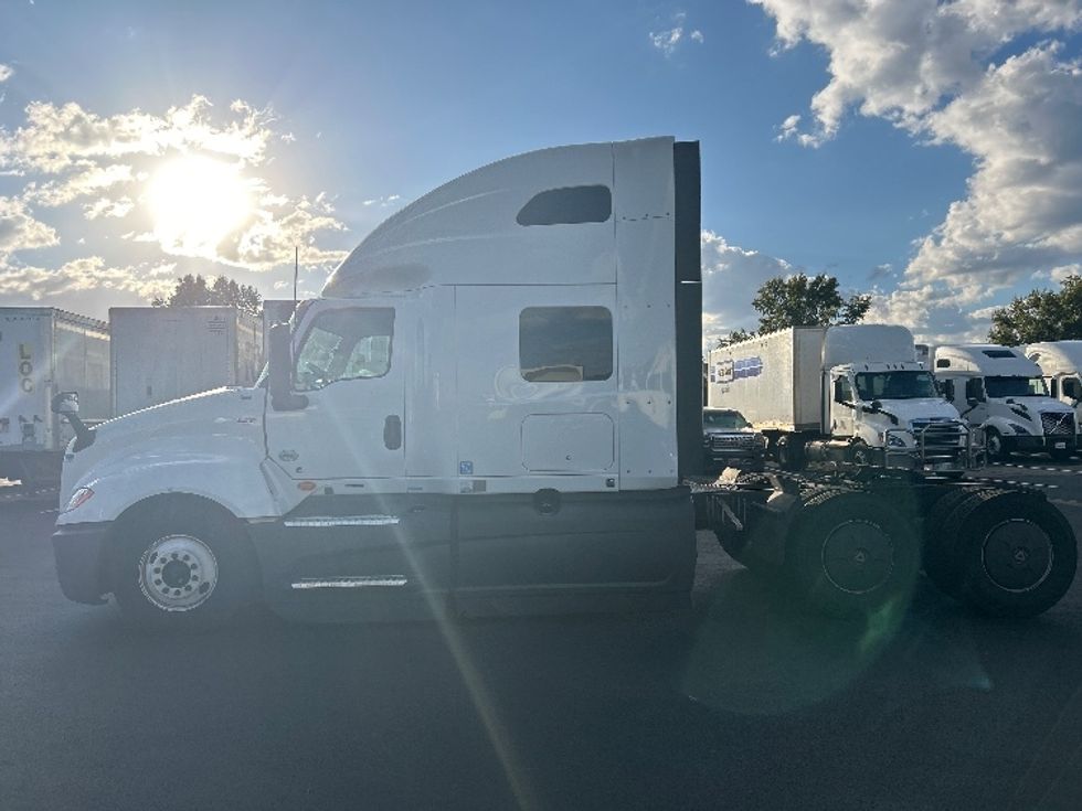 Sleeper Tractor-Heavy Duty Tractors-International-2023-LT625-Louisville-KY-675,974\n\t\tmiles-$ 42,250 - Image 4