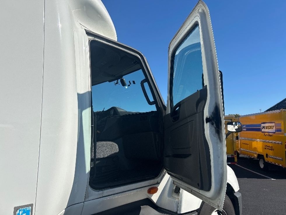Sleeper Tractor-Heavy Duty Tractors-International-2023-LT625-Louisville-KY-676,518\n\t\tmiles-$ 42,250 - Image 13