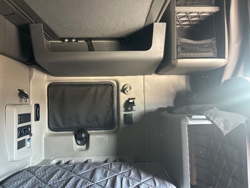 Sleeper Tractor-Heavy Duty Tractors-International-2023-LT625-Louisville-KY-676,518\n\t\tmiles-$ 42,250 - Image 18