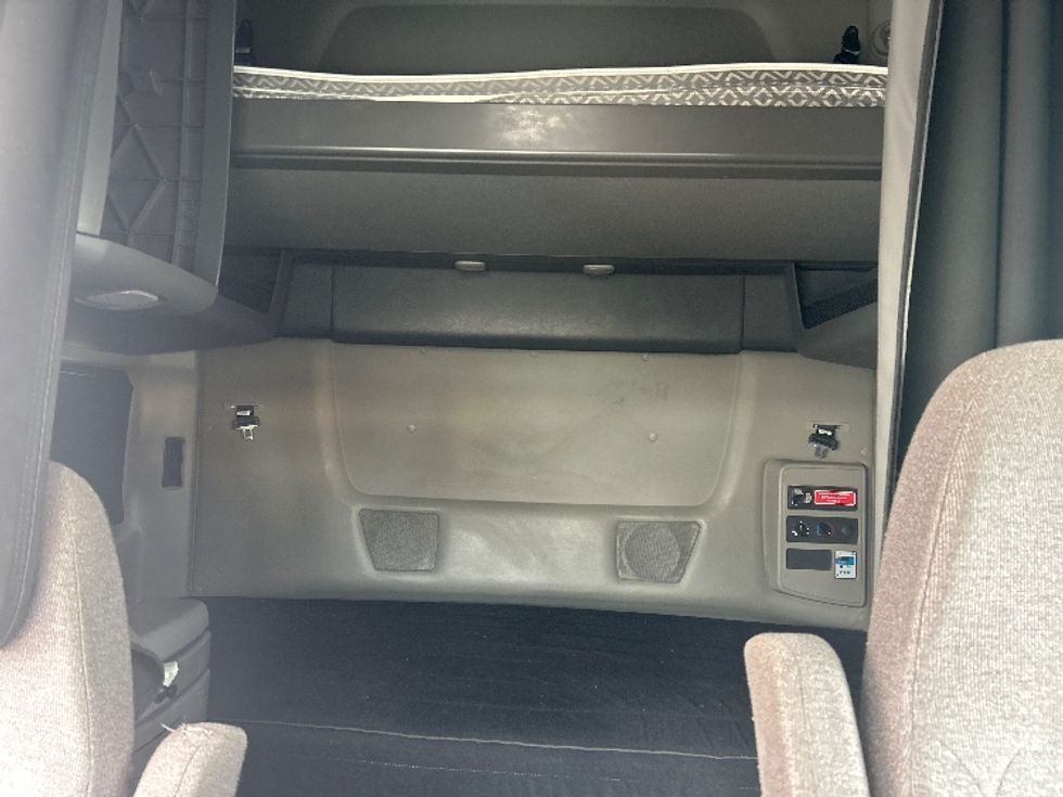 Sleeper Tractor-Heavy Duty Tractors-International-2023-LT625-Louisville-KY-685,983\n\t\tmiles-$ 37,500 - Image 16