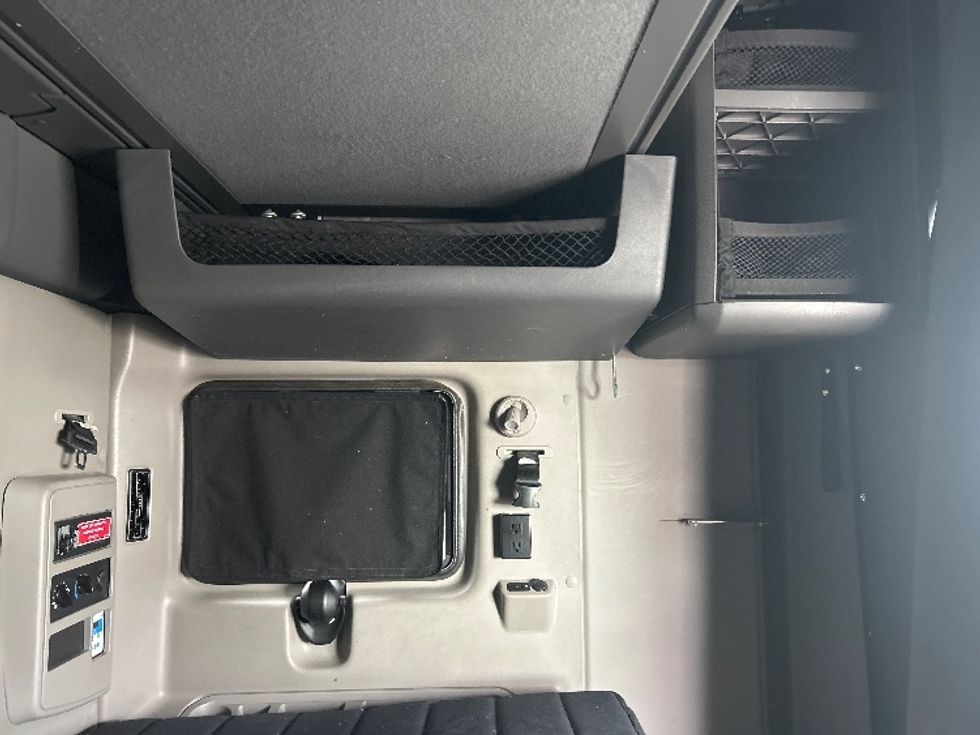 Sleeper Tractor-Heavy Duty Tractors-International-2023-LT625-Louisville-KY-685,983\n\t\tmiles-$ 37,500 - Image 18