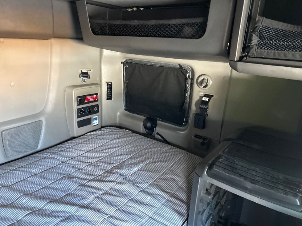 Sleeper Tractor-Heavy Duty Tractors-International-2023-LT625-Louisville-KY-686,175\n\t\tmiles-$ 37,500 - Image 18