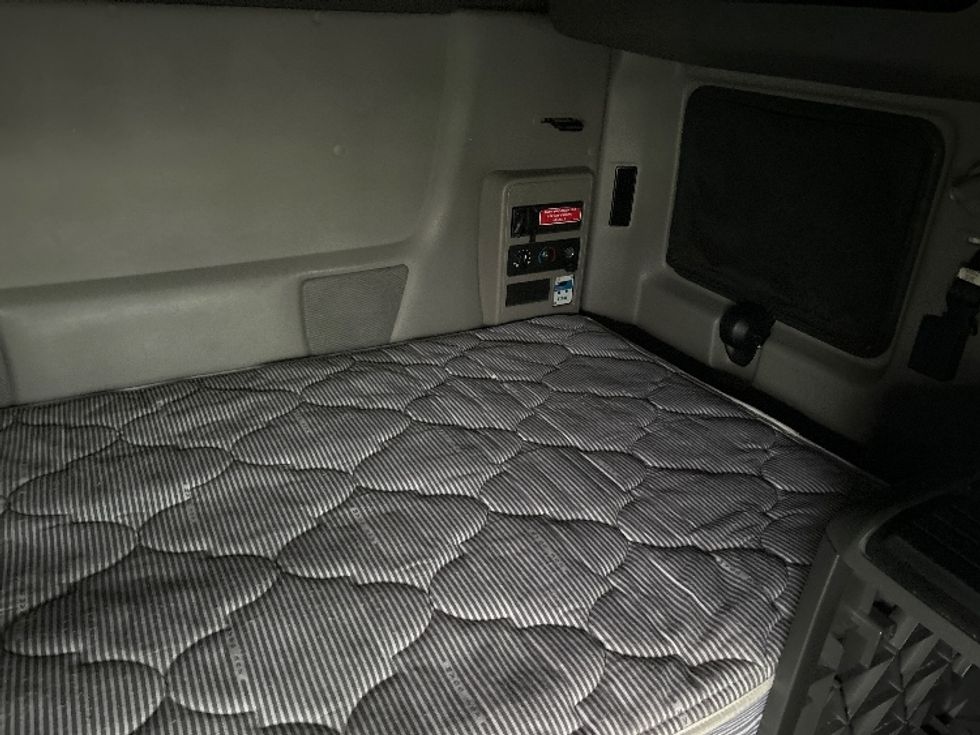 Sleeper Tractor-Heavy Duty Tractors-International-2023-LT625-Louisville-KY-687,280\n\t\tmiles-$ 41,250 - Image 17