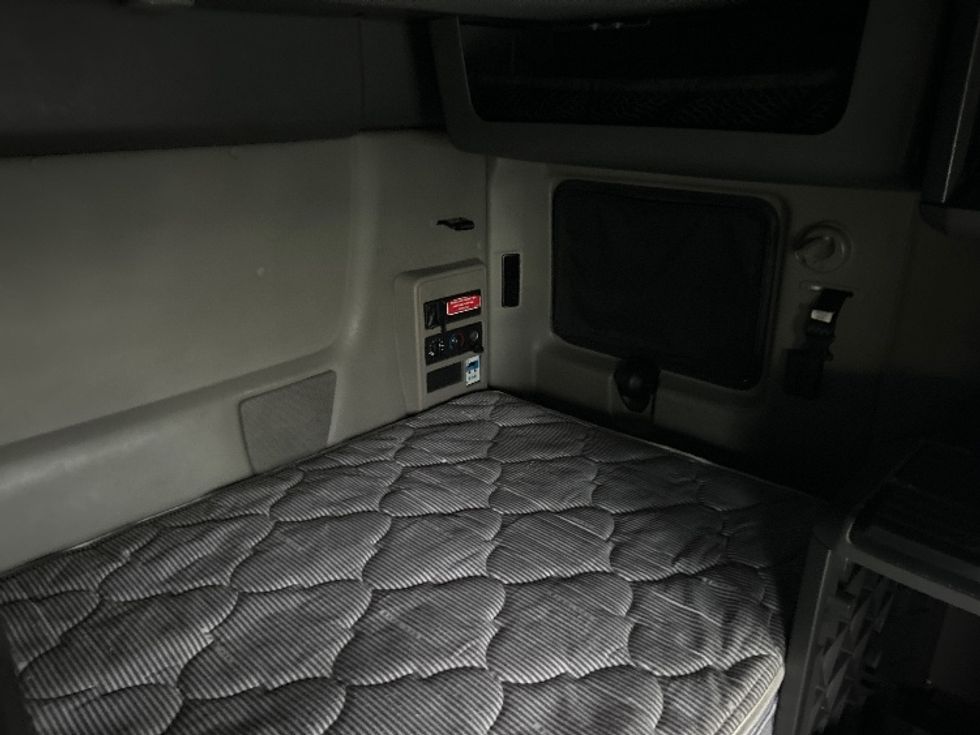 Sleeper Tractor-Heavy Duty Tractors-International-2023-LT625-Louisville-KY-687,280\n\t\tmiles-$ 41,250 - Image 18