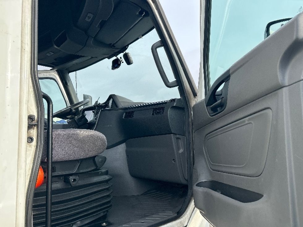 Sleeper Tractor-Heavy Duty Tractors-International-2023-LT625-Louisville-KY-702,590\n\t\tmiles-$ 36,000 - Image 13