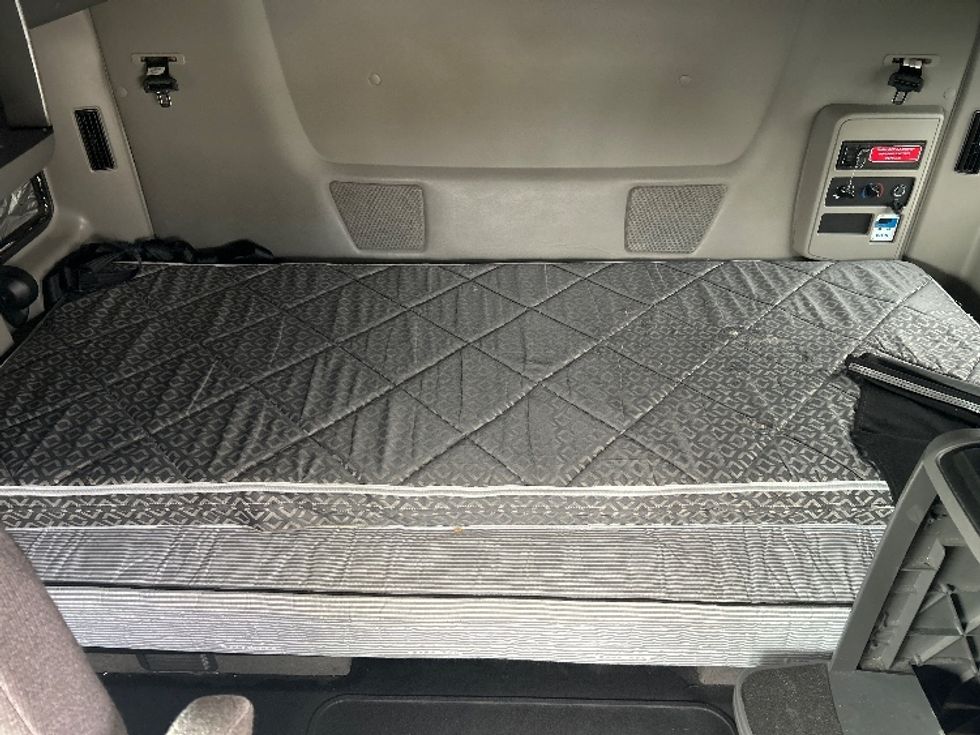 Sleeper Tractor-Heavy Duty Tractors-International-2023-LT625-Louisville-KY-702,590\n\t\tmiles-$ 36,000 - Image 16