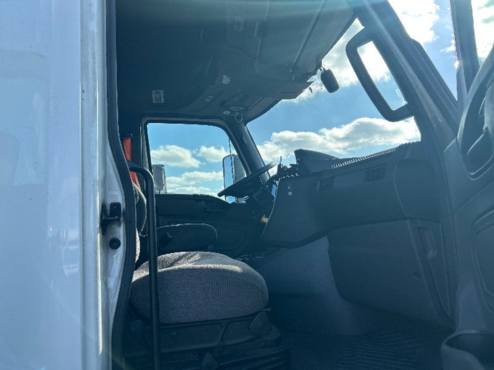 Sleeper Tractor-Heavy Duty Tractors-International-2023-LT625-Louisville-KY-751,398\n\t\tmiles-$ 34,750 - Image 13