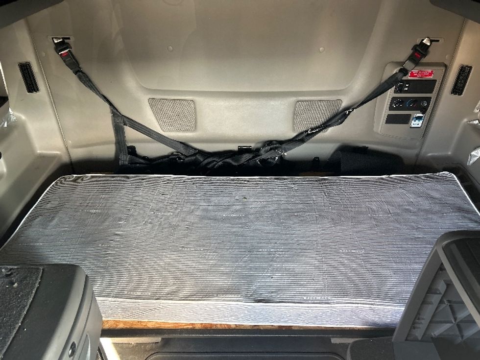 Sleeper Tractor-Heavy Duty Tractors-International-2023-LT625-Louisville-KY-751,398\n\t\tmiles-$ 34,750 - Image 16