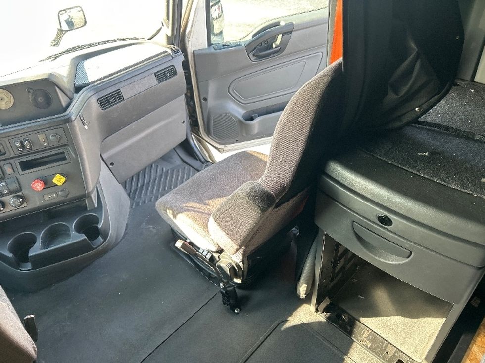 Sleeper Tractor-Heavy Duty Tractors-International-2023-LT625-Louisville-KY-751,398\n\t\tmiles-$ 34,750 - Image 19