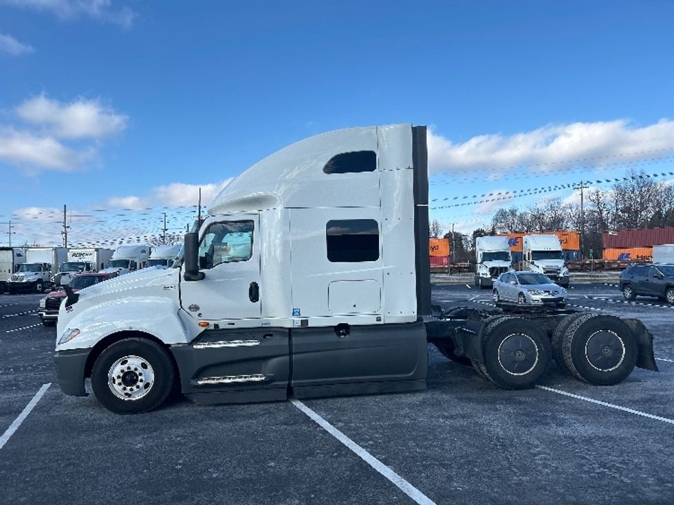 Sleeper Tractor-Heavy Duty Tractors-International-2023-LT625-Louisville-KY-751,398\n\t\tmiles-$ 34,750 - Image 4