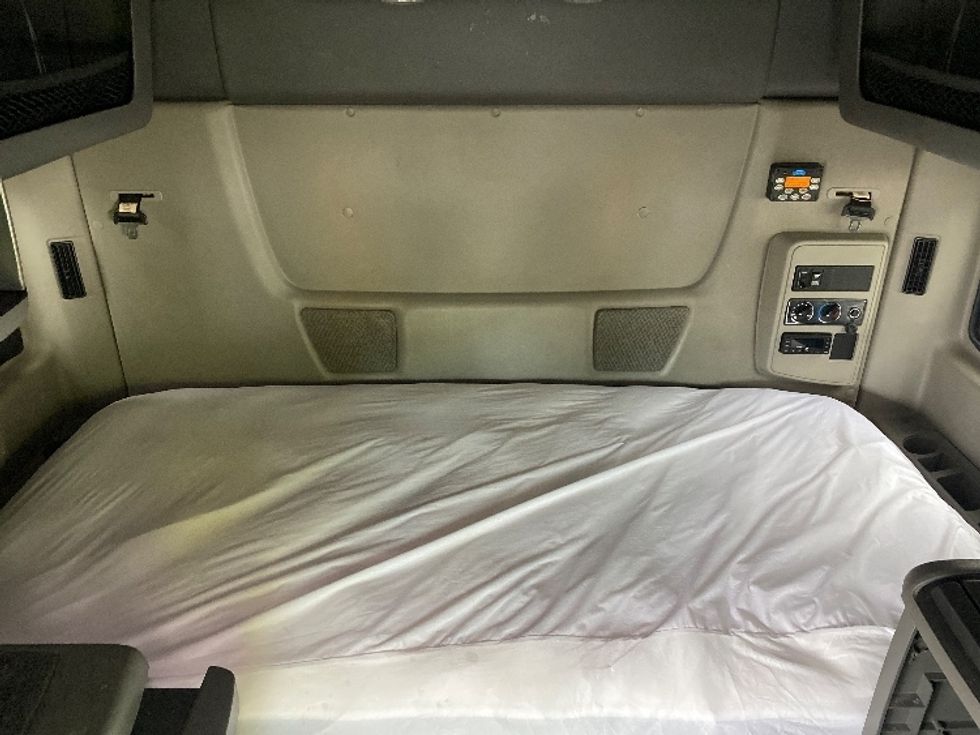 Sleeper Tractor-Heavy Duty Tractors-International-2023-LT625-Louisville-KY-754,238\n\t\tmiles-$ 34,750 - Image 17