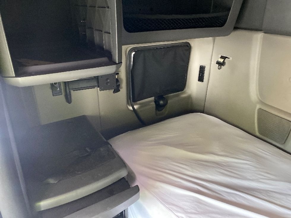 Sleeper Tractor-Heavy Duty Tractors-International-2023-LT625-Louisville-KY-754,238\n\t\tmiles-$ 34,750 - Image 19