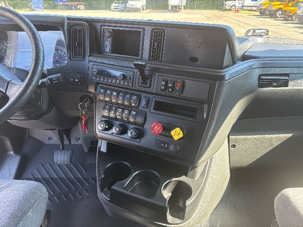 Sleeper Tractor-Heavy Duty Tractors-International-2023-LT625-Mebane-NC-504,711\n\t\tmiles-$ 73,000 - Image 11