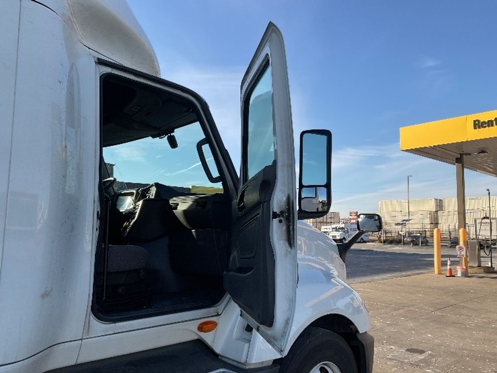 Sleeper Tractor-Heavy Duty Tractors-International-2023-LT625-Milwaukee-WI-555,303\n\t\tmiles-$ 49,750 - Image 13