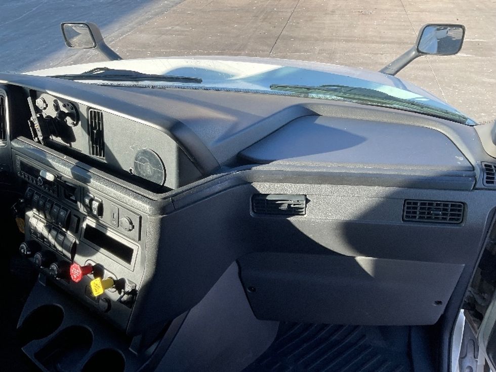 Sleeper Tractor-Heavy Duty Tractors-International-2023-LT625-Milwaukee-WI-555,303\n\t\tmiles-$ 49,750 - Image 14