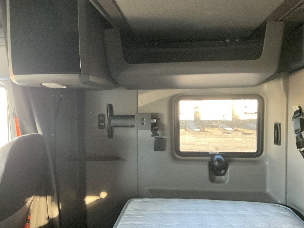 Sleeper Tractor-Heavy Duty Tractors-International-2023-LT625-Milwaukee-WI-555,303\n\t\tmiles-$ 49,750 - Image 19