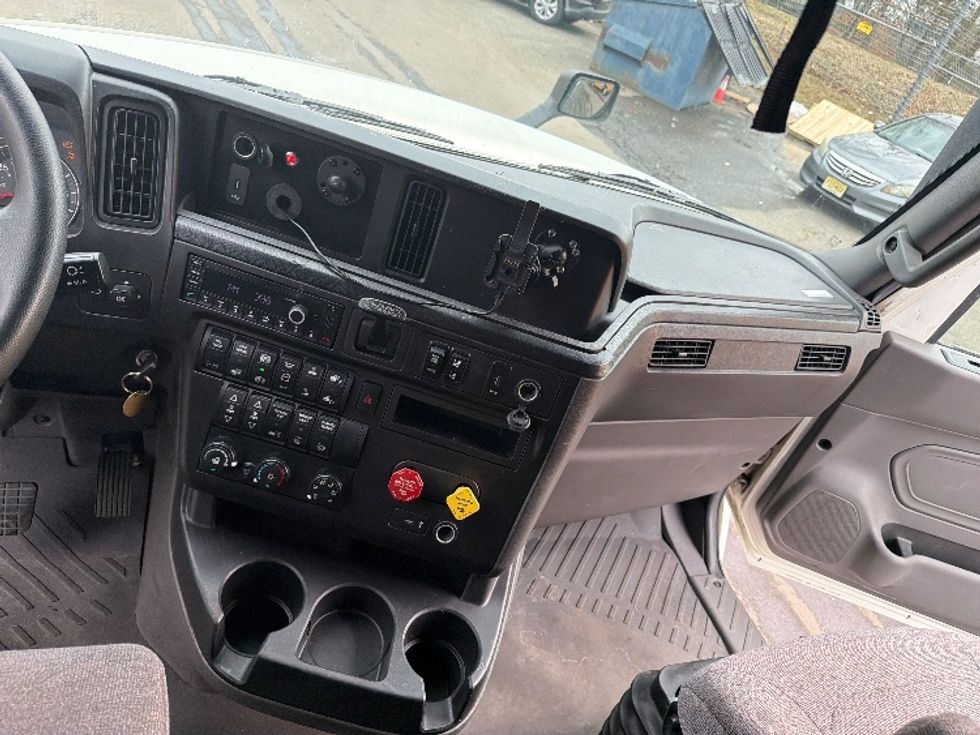 Sleeper Tractor-Heavy Duty Tractors-International-2023-LT625-Monmouth Junction-NJ-528,500\n\t\tmiles-$ 57,750 - Image 12