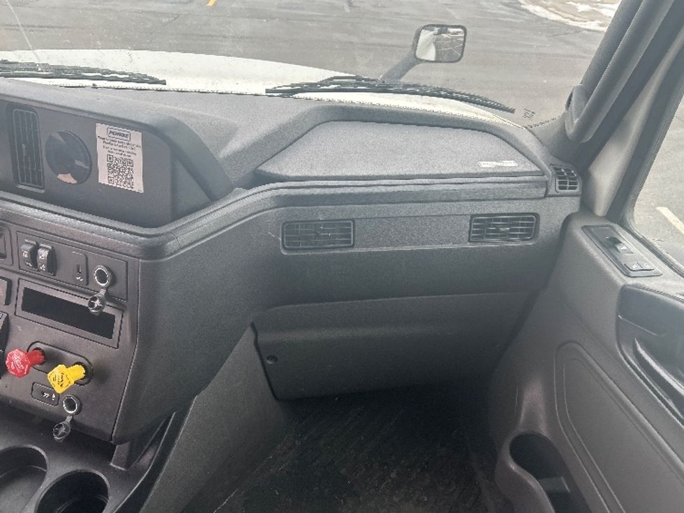 Sleeper Tractor-Heavy Duty Tractors-International-2023-LT625-Monmouth Junction-NJ-611,460\n\t\tmiles-$ 49,000 - Image 13