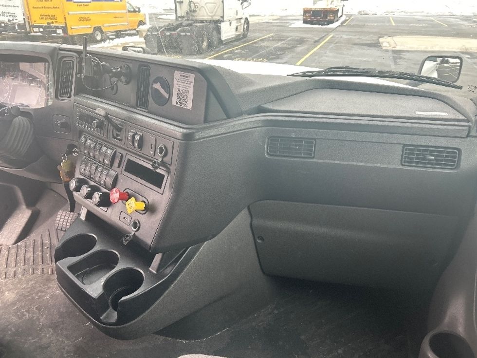 Sleeper Tractor-Heavy Duty Tractors-International-2023-LT625-Monmouth Junction-NJ-611,460\n\t\tmiles-$ 49,000 - Image 14