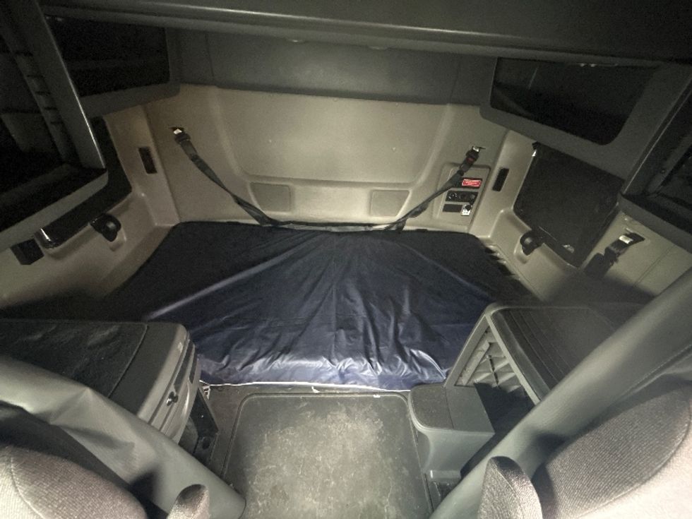 Sleeper Tractor-Heavy Duty Tractors-International-2023-LT625-Monmouth Junction-NJ-611,460\n\t\tmiles-$ 49,000 - Image 15