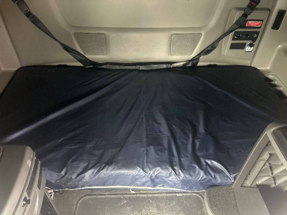 Sleeper Tractor-Heavy Duty Tractors-International-2023-LT625-Monmouth Junction-NJ-611,460\n\t\tmiles-$ 49,000 - Image 16