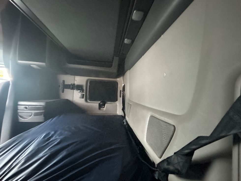 Sleeper Tractor-Heavy Duty Tractors-International-2023-LT625-Monmouth Junction-NJ-611,460\n\t\tmiles-$ 49,000 - Image 17