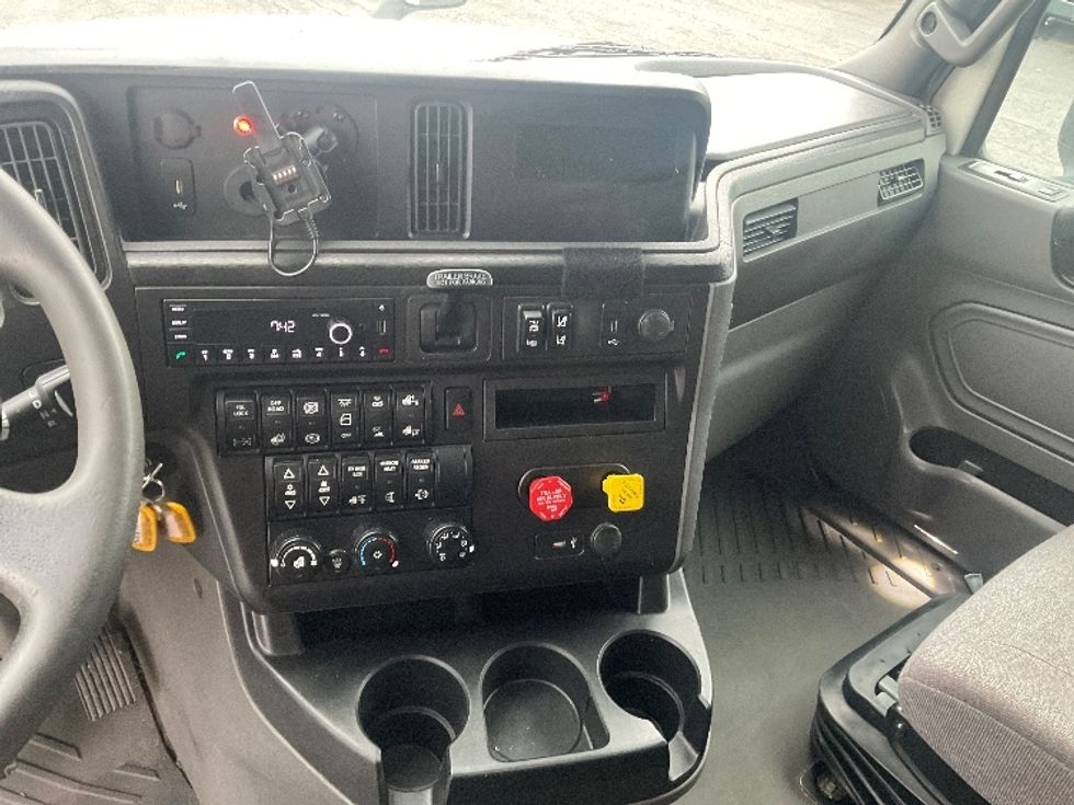 Sleeper Tractor-Heavy Duty Tractors-International-2023-LT625-Mount Pleasant-PA-743,985\n\t\tmiles-$ 34,000 - Image 12