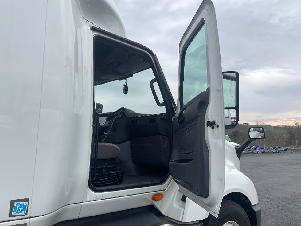 Sleeper Tractor-Heavy Duty Tractors-International-2023-LT625-Mount Pleasant-PA-743,985\n\t\tmiles-$ 34,000 - Image 13