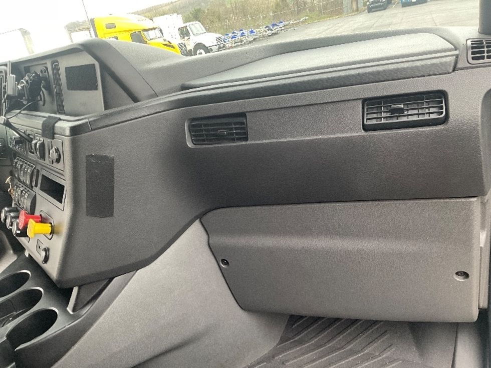 Sleeper Tractor-Heavy Duty Tractors-International-2023-LT625-Mount Pleasant-PA-743,985\n\t\tmiles-$ 34,000 - Image 14