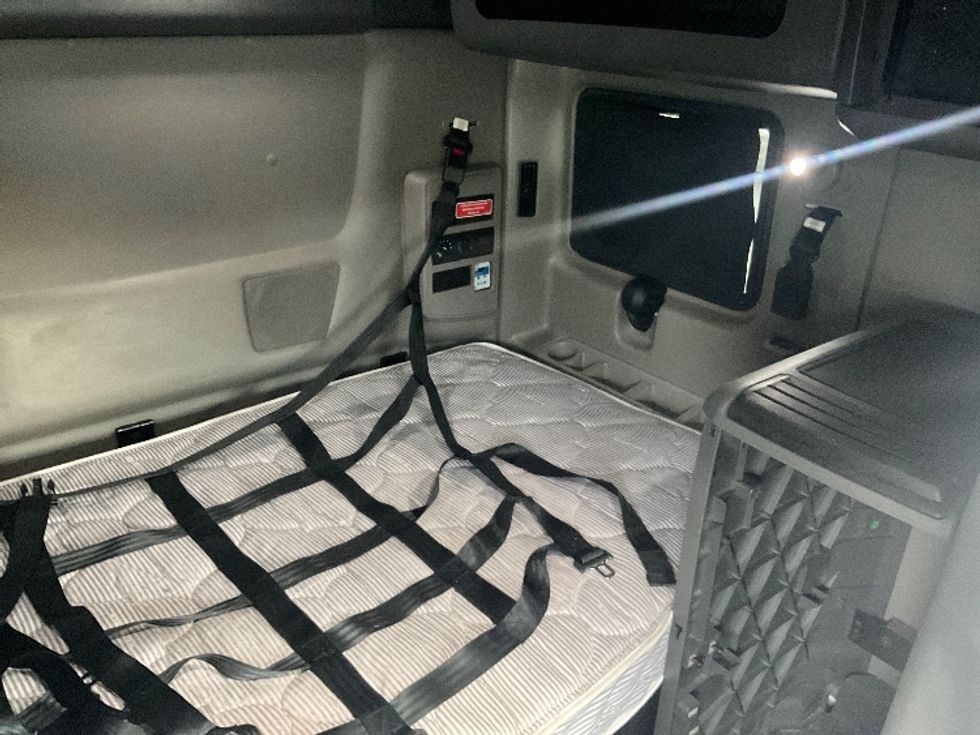 Sleeper Tractor-Heavy Duty Tractors-International-2023-LT625-Mount Pleasant-PA-743,985\n\t\tmiles-$ 34,000 - Image 17