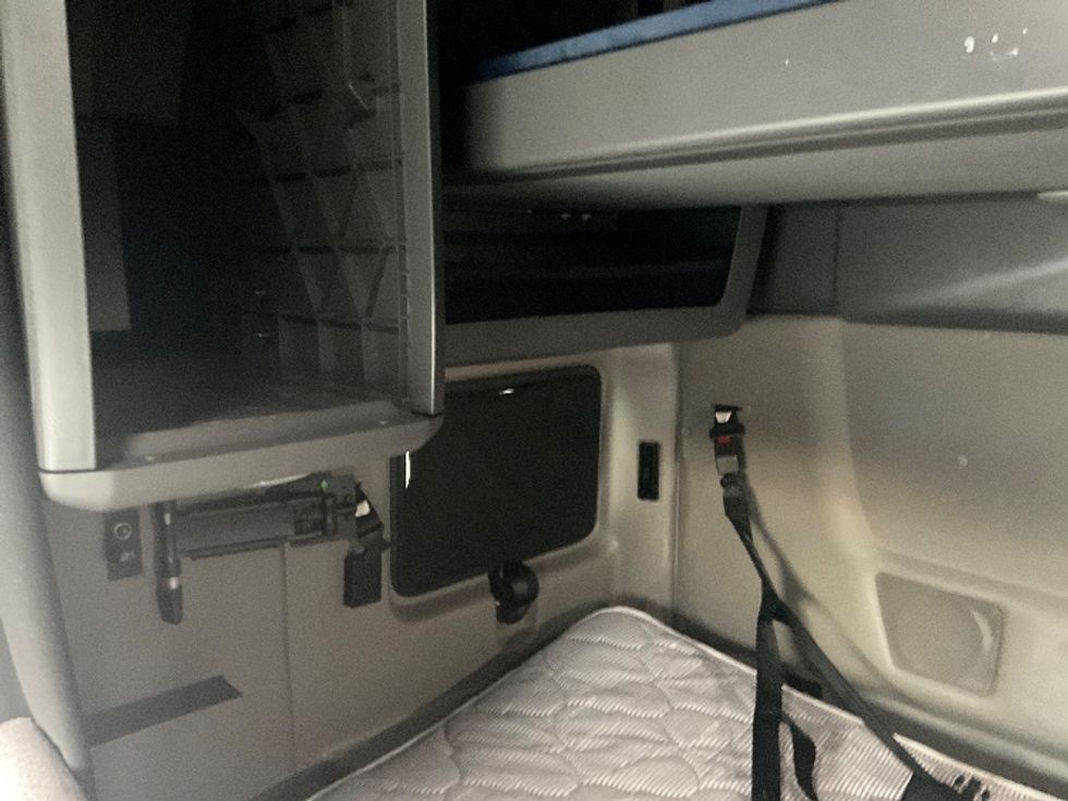 Sleeper Tractor-Heavy Duty Tractors-International-2023-LT625-Mount Pleasant-PA-743,985\n\t\tmiles-$ 34,000 - Image 19