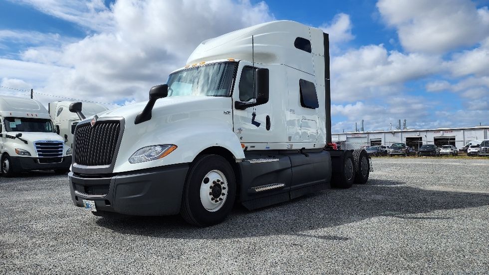 Sleeper Tractor-Heavy Duty Tractors-International-2023-LT625-Ocala-FL-623,165\n\t\tmiles-$ 44,250 - Image 3