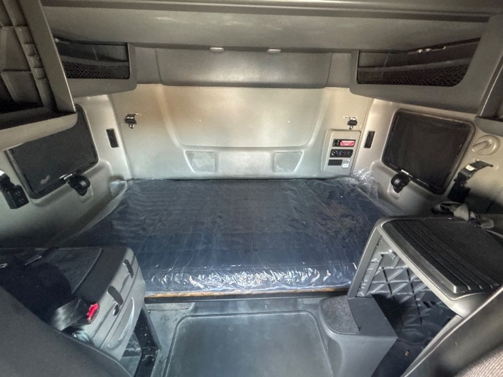 Sleeper Tractor-Heavy Duty Tractors-International-2023-LT625-Pennsauken-NJ-563,545\n\t\tmiles-$ 49,000 - Image 16