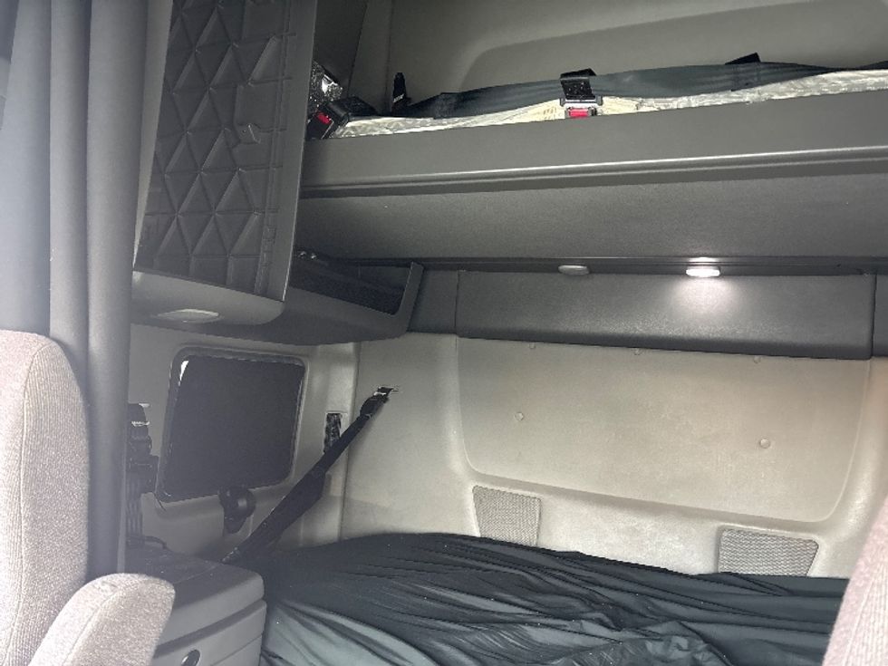 Sleeper Tractor-Heavy Duty Tractors-International-2023-LT625-Pennsauken-NJ-594,363\n\t\tmiles-$ 46,000 - Image 16