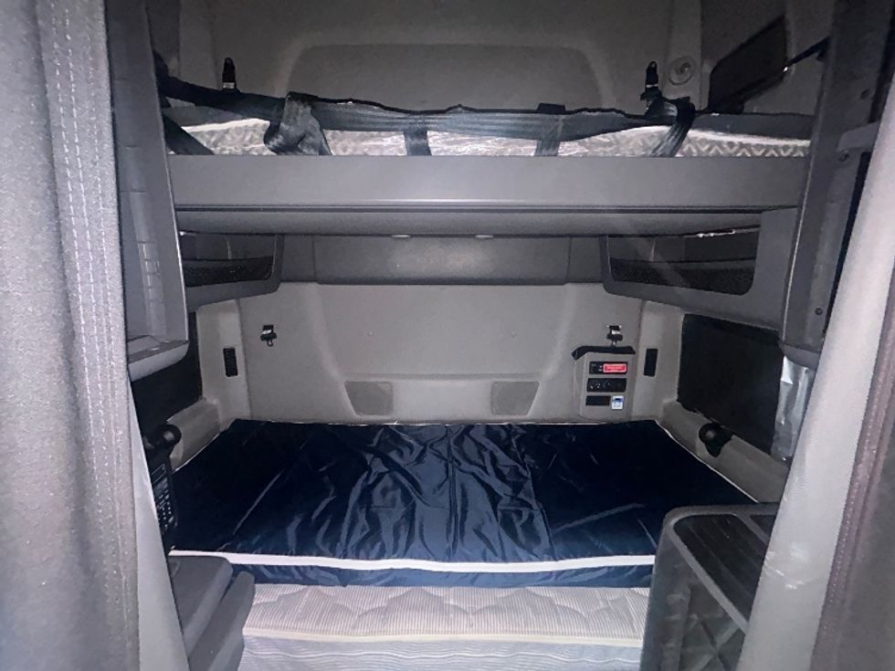 Sleeper Tractor-Heavy Duty Tractors-International-2023-LT625-Pennsauken-NJ-595,030\n\t\tmiles-$ 45,750 - Image 16