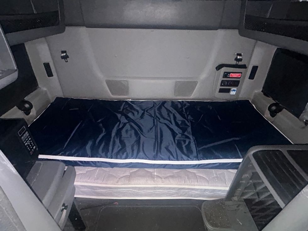 Sleeper Tractor-Heavy Duty Tractors-International-2023-LT625-Pennsauken-NJ-595,030\n\t\tmiles-$ 45,750 - Image 17