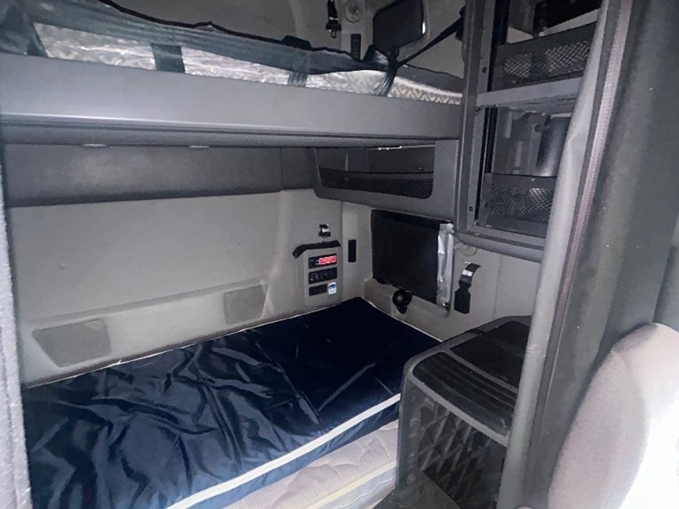 Sleeper Tractor-Heavy Duty Tractors-International-2023-LT625-Pennsauken-NJ-595,030\n\t\tmiles-$ 45,750 - Image 18