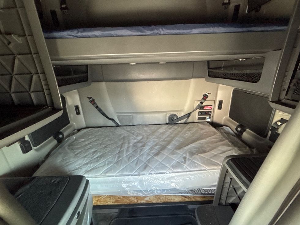 Sleeper Tractor-Heavy Duty Tractors-International-2023-LT625-Pennsauken-NJ-653,580\n\t\tmiles-$ 40,500 - Image 16