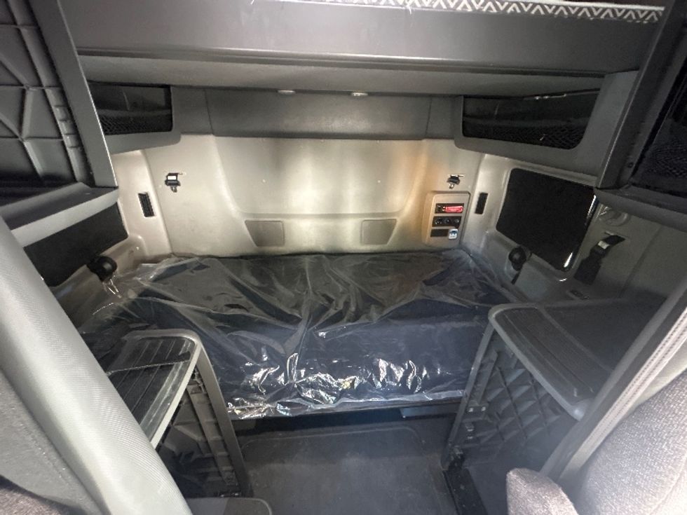 Sleeper Tractor-Heavy Duty Tractors-International-2023-LT625-Pensacola-FL-609,918\n\t\tmiles-$ 45,500 - Image 16