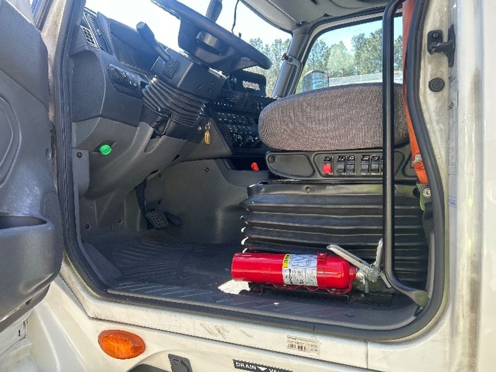 Sleeper Tractor-Heavy Duty Tractors-International-2023-LT625-Pensacola-FL-690,871\n\t\tmiles-$ 37,750 - Image 9