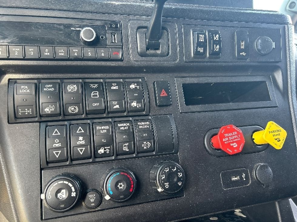 Sleeper Tractor-Heavy Duty Tractors-International-2023-LT625-Phoenix-AZ-650,189\n\t\tmiles-$ 45,000 - Image 23