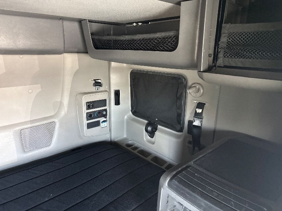 Sleeper Tractor-Heavy Duty Tractors-International-2023-LT625-Phoenix-AZ-721,046\n\t\tmiles-$ 37,500 - Image 17