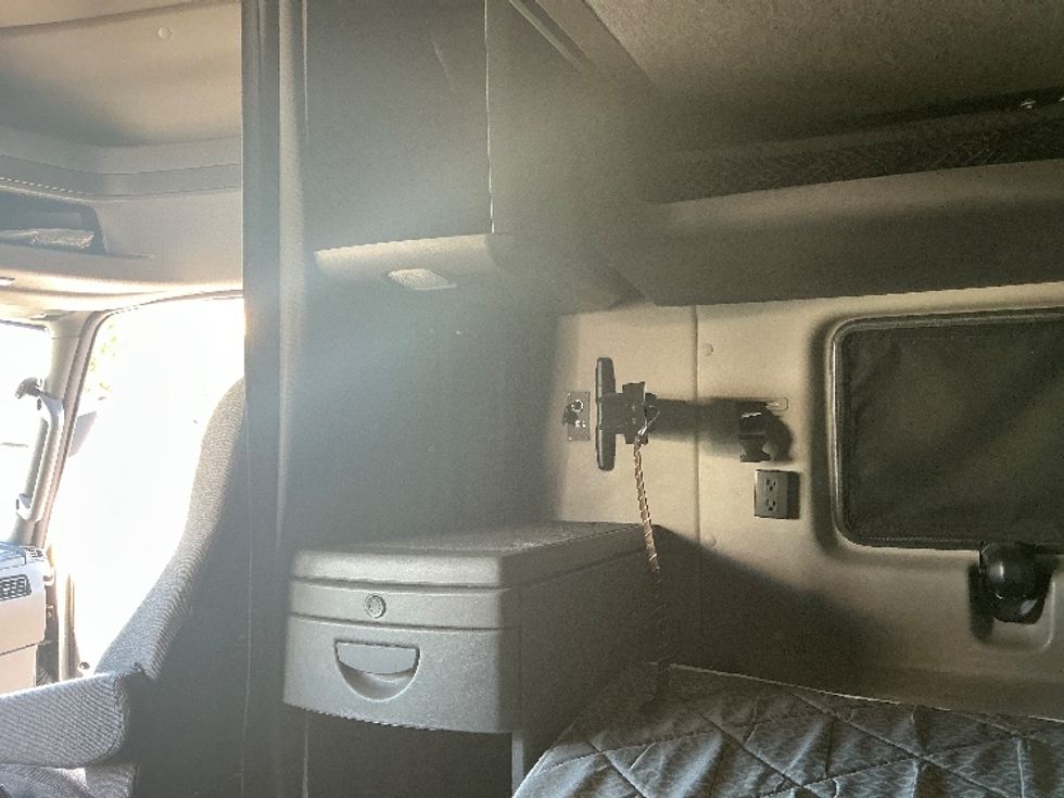 Sleeper Tractor-Heavy Duty Tractors-International-2023-LT625-Piqua-OH-617,081\n\t\tmiles-$ 46,000 - Image 19