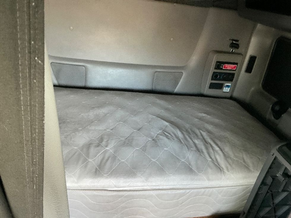 Sleeper Tractor-Heavy Duty Tractors-International-2023-LT625-Piqua-OH-691,492\n\t\tmiles-$ 37,500 - Image 15