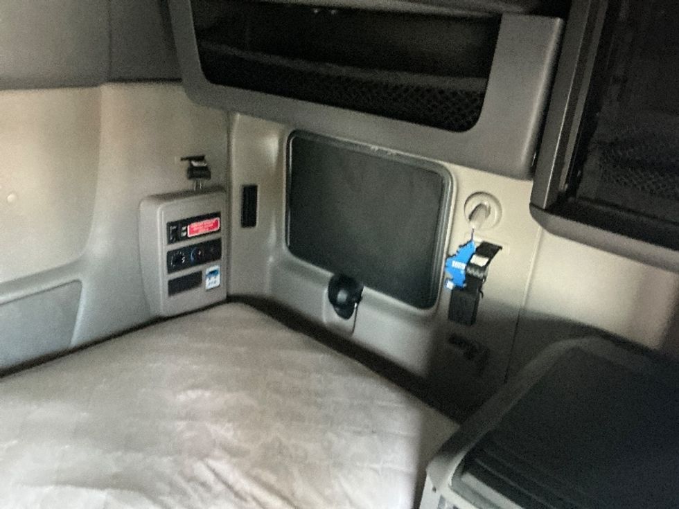 Sleeper Tractor-Heavy Duty Tractors-International-2023-LT625-Piqua-OH-691,492\n\t\tmiles-$ 37,500 - Image 16