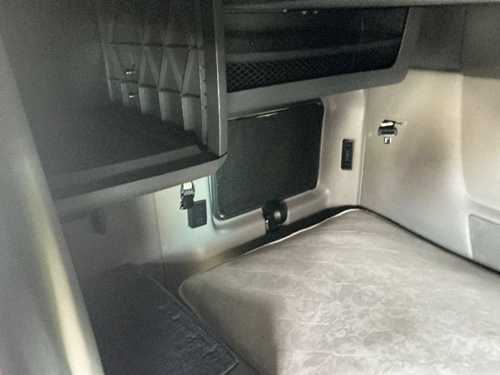 Sleeper Tractor-Heavy Duty Tractors-International-2023-LT625-Piqua-OH-691,492\n\t\tmiles-$ 37,500 - Image 17