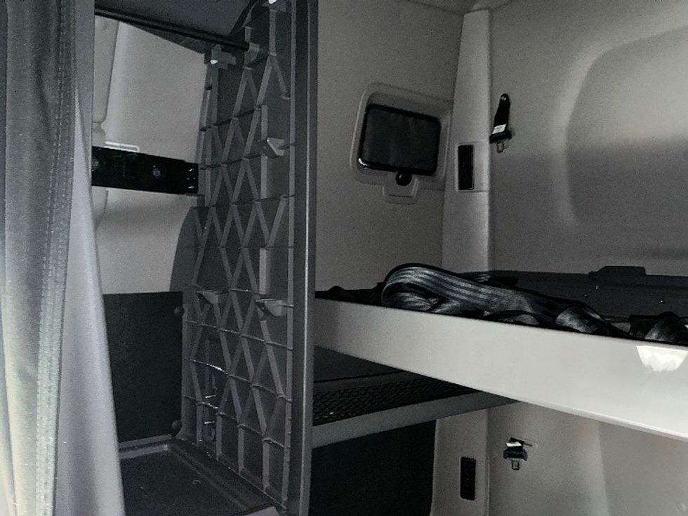 Sleeper Tractor-Heavy Duty Tractors-International-2023-LT625-Piqua-OH-691,492\n\t\tmiles-$ 37,500 - Image 18