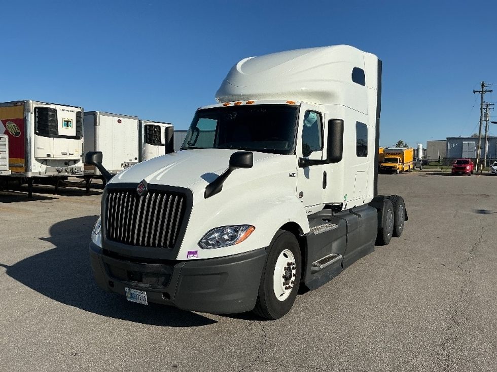 Sleeper Tractor-Heavy Duty Tractors-International-2023-LT625-Piqua-OH-700,024\n\t\tmiles-$ 37,000 - Image 3